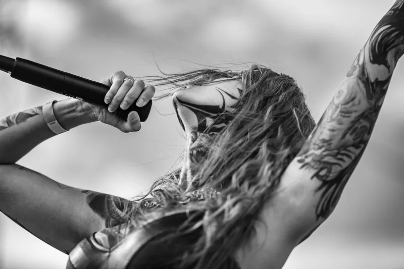 concert-Cage-Fight-Rachel-Aspe-Mozhell-chanteuse-tatouages-ciel-nuages-noir-blanc