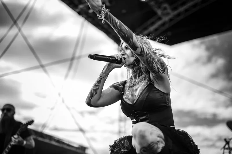 concert-Cage-Fight-Rachel-Aspe-Mozhell-chanteuse-regard-oeil-tatouages-ciel-nuages-noir-blanc