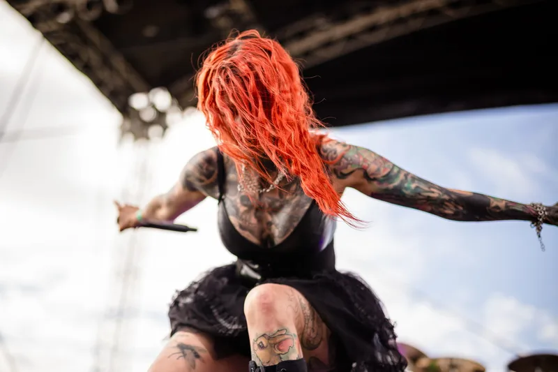 concert-Cage-Fight-Rachel-Aspe-Mozhell-chanteuse-rousse-tatouages-attitude