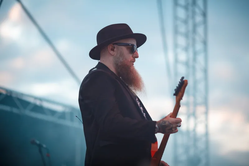 concert-Skindred-Mozhell-guitariste-lumiere-bleue-soir