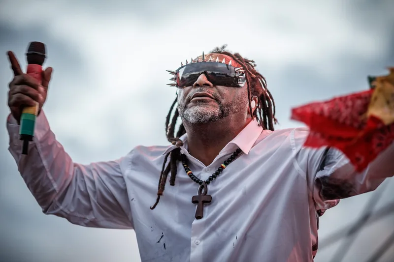 concert-Skindred-Benji-Webbe-Mozhell-chanteur-lunettes-nuages