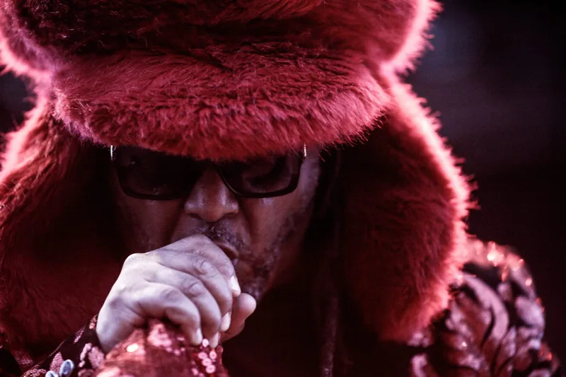 concert-Skindred-Benji-Webbe-Mozhell-chanteur-lunettes-portrait-ambiance-rouge
