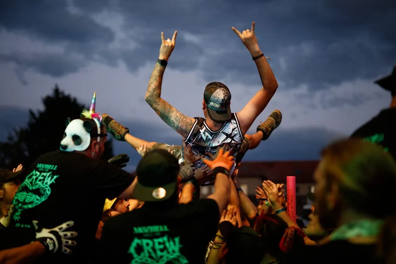 concert-Skindred-Mozhell-public-slam-crowd-surfing-metal