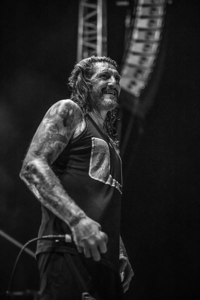 concert-Madball-Freddy-Cricien-Mozhell-chanteur-sourire-noir-blanc