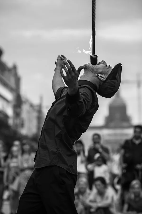artiste-rue-cracheur-feu-spectacle-noir-blanc-ancienne-philippe-martz