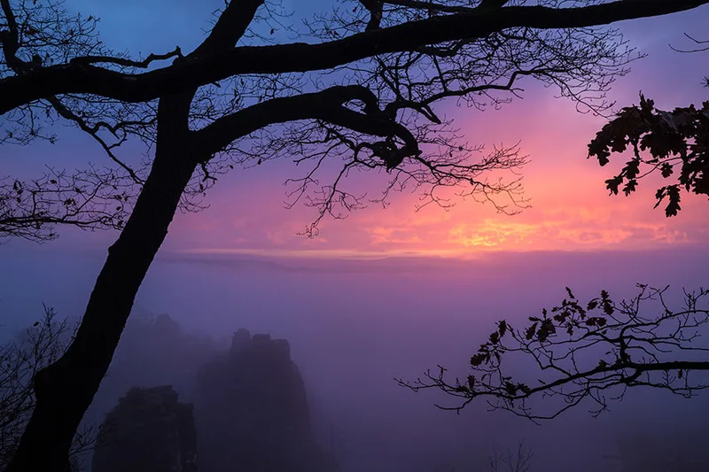 Bastei-lever-soleil-brume-rouge-violet-ciel-embrase-philippe-martz