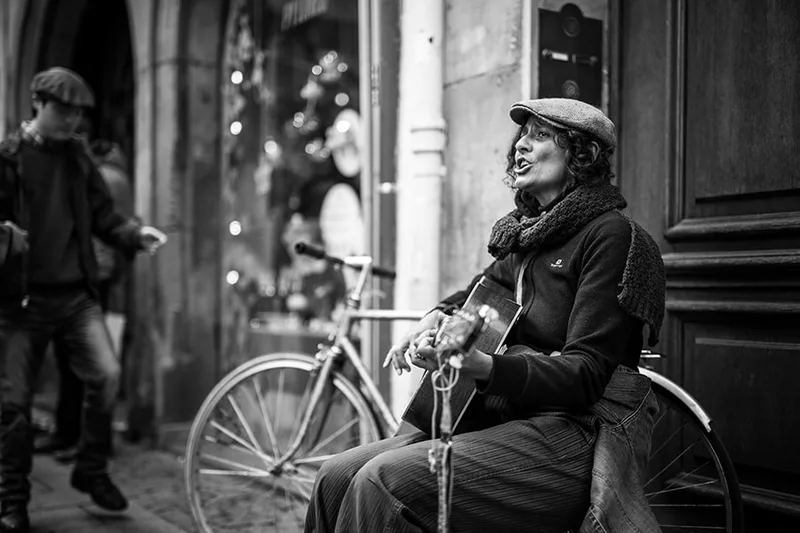chanteuse-rue-guitare-musique-ancienne-noir-blanc-philippe-martz