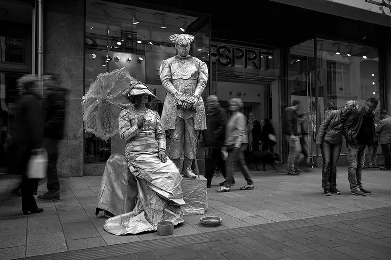 esprit-statue-artiste-rue-immobile-noir-blanc