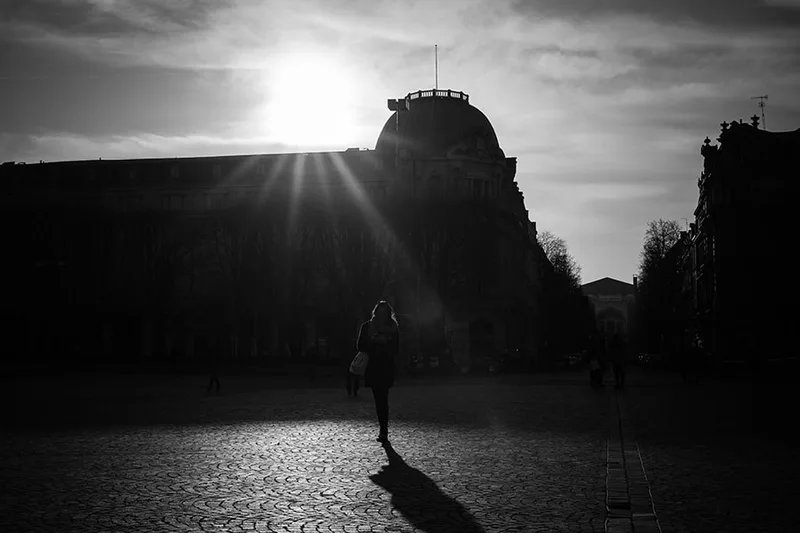 contre-jour-rayons-soleil-rue-femme-noir-blanc-philippe-martz
