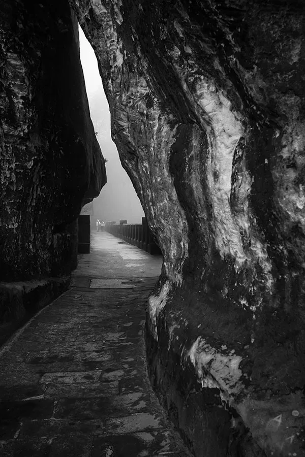 Bastei-chemin-brume-roche-noir-blanc-philippe-martz