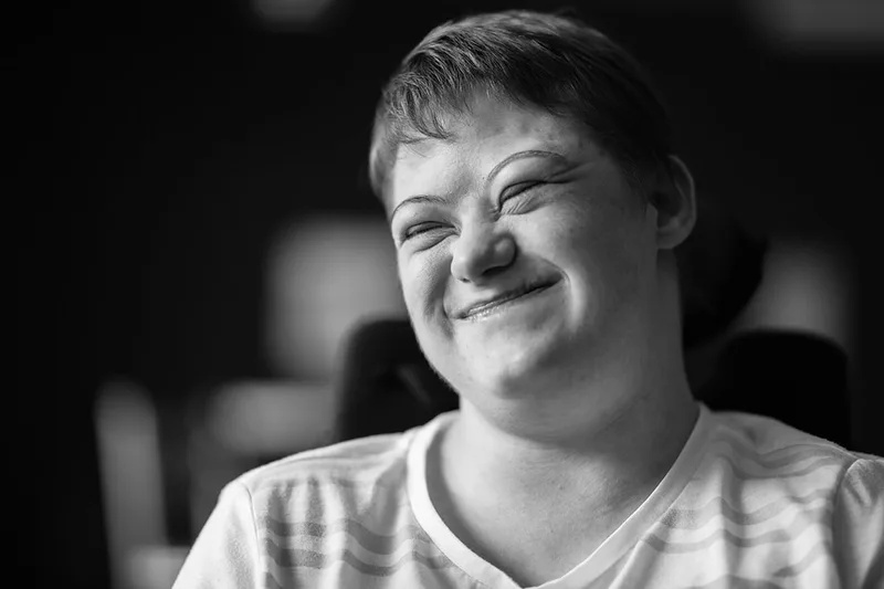 portrait-mas-handicap-sourire-authentique-emotion-noir-et-blanc-philippe-martz
