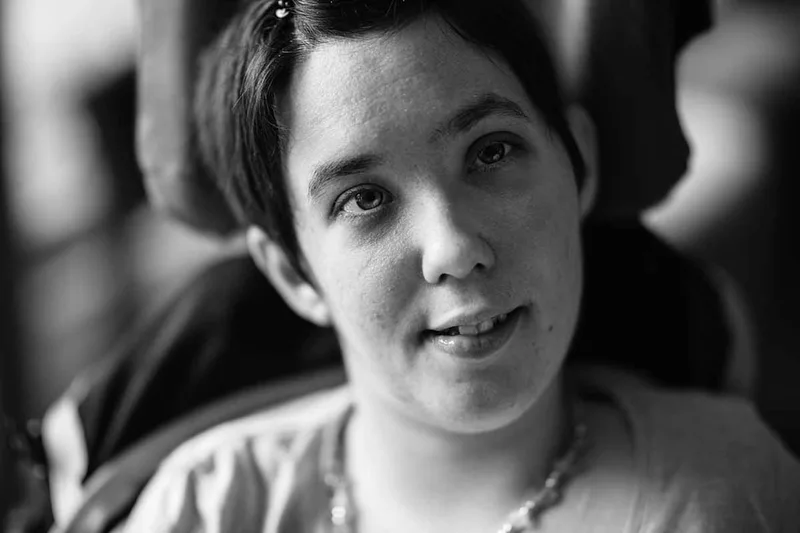 portrait-mas-regard-sourire-emotion-vraie-noir-et-blanc-philippe-martz