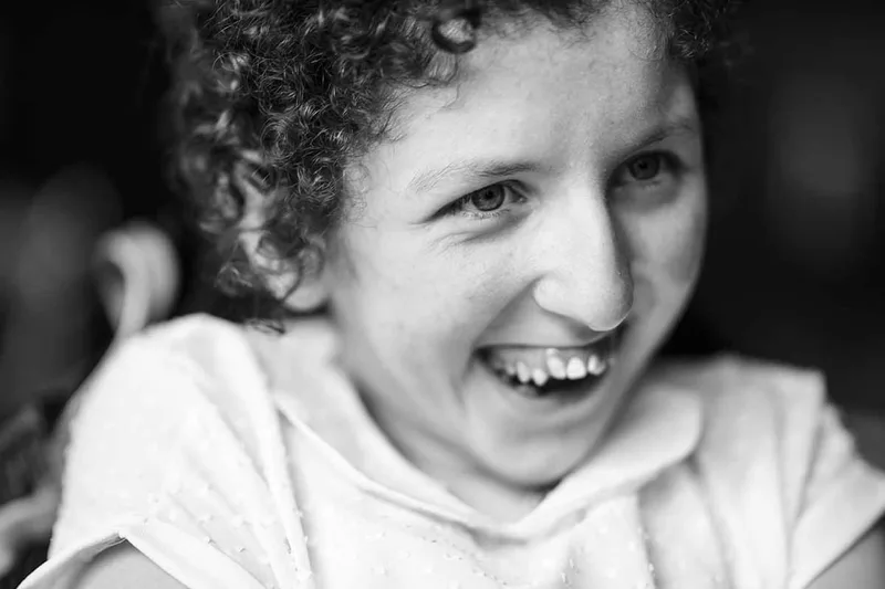 portrait-mas-handicap-regard-sourire-rire-instants-emotions-noir-et-blanc-philippe-martz