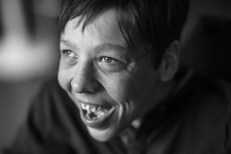 portrait-mas-handicap-rire-sincere-authentique-emotion-instant-noir-et-blanc-philippe-martz