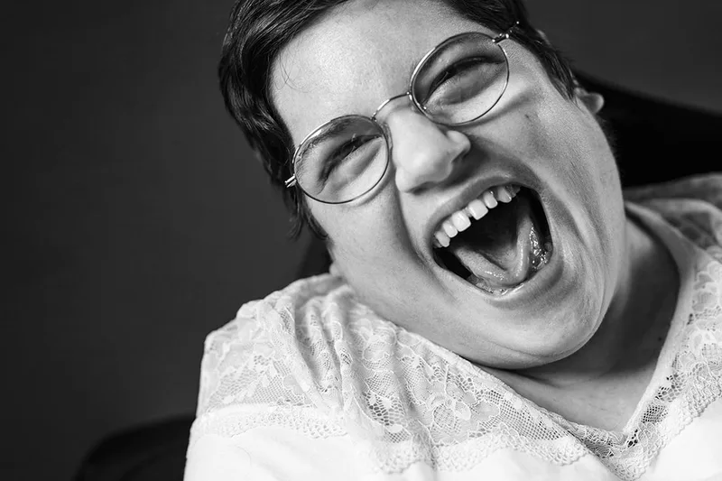 portrait-mas-handicap-fourire-rire-authentique-instant-noir-et-blanc-philippe-martz