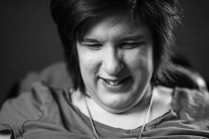 portrait-handicap-mas-rire-vrai-emotion-instants-noir-et-blanc-philippe-martz