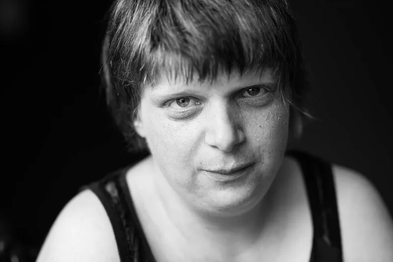 portrait-mas-handicap-regard-sourire-yeux-francs-noir-et-blanc-philippe-martz