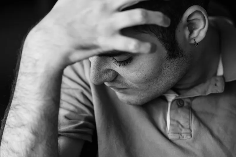 portrait-mas-handicap-emotion-main-noir-et-blanc-philippe-martz