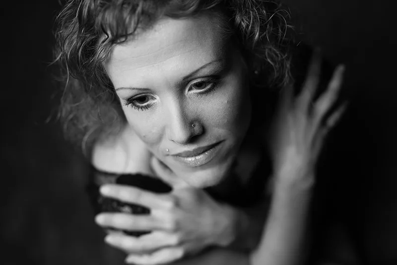 portrait-intimiste-sombre-ambiance-regard-clair-obscur-noir-et-blanc-philippe-martz