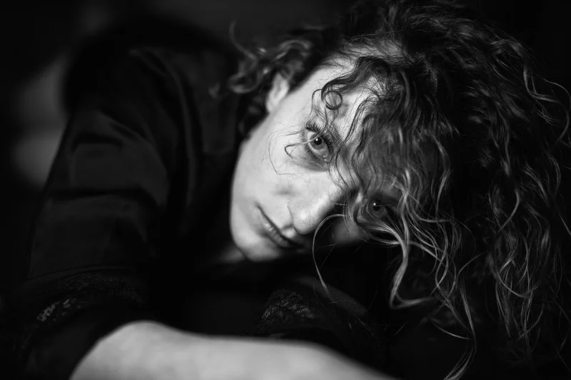 portrait-emotion-regard-force-clair-obscur-noir-et-blanc-cheveux-philippe-martz