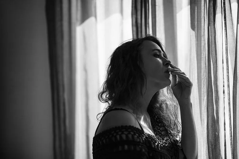 portrait-intimiste-rideau-ombre-ambiance-noir-et-blanc-philippe-martz