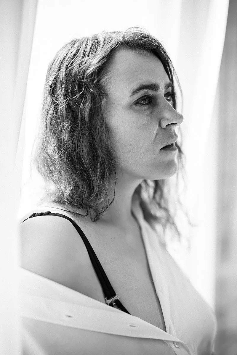 portrait-intimiste-lumineux-highkey-regard-lumiere-naturelle-noir-et-blanc-philippe-martz