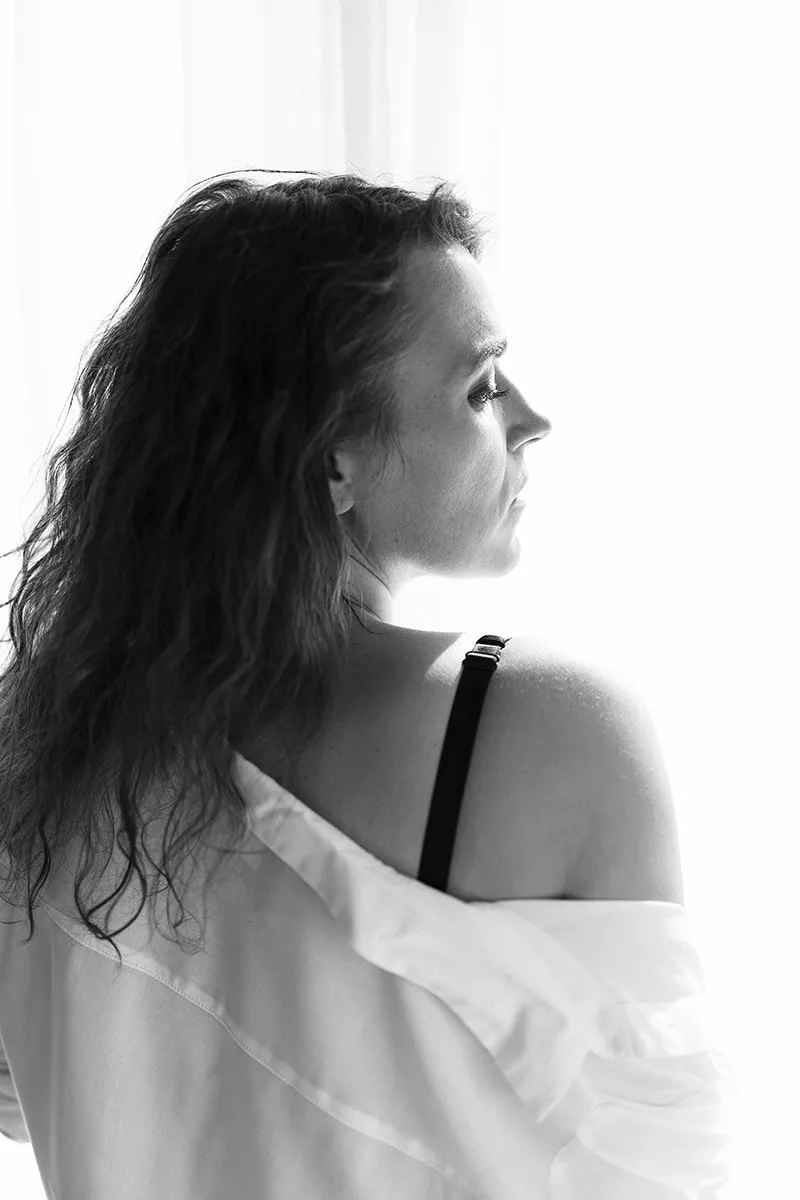 portrait-intimiste-lumineux-feminite-lumiere-naturelle-noir-et-blanc-philippe-martz