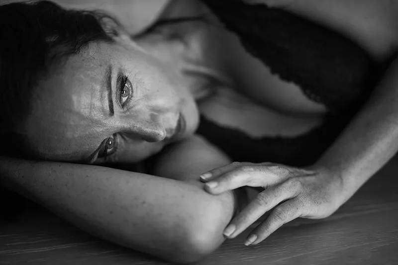 portrait-intimiste-douceur-reverie-sensualite-yeux-regard-beaute-naturelle-noir-et-blanc-philippe-martz