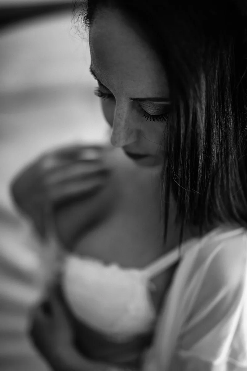 portrait-intimiste-boudoir-lingerie-beaute-sensuelle-naturelle-ambiance-flou-noir-et-blanc-philippe-martz