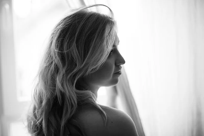 portrait-intimiste-doux-lumineux-ambiance-lumiere-naturelle-noir-et-blanc-philippe-martz