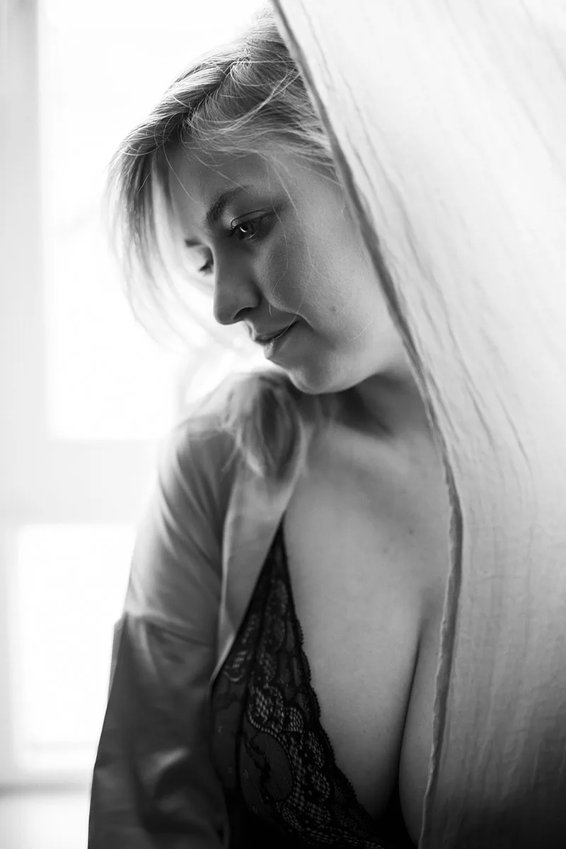 portrait-intimiste-beaute-naturelle-sensuelle-feminite-regard-lumiere-noir-et-blanc-philippe-martz