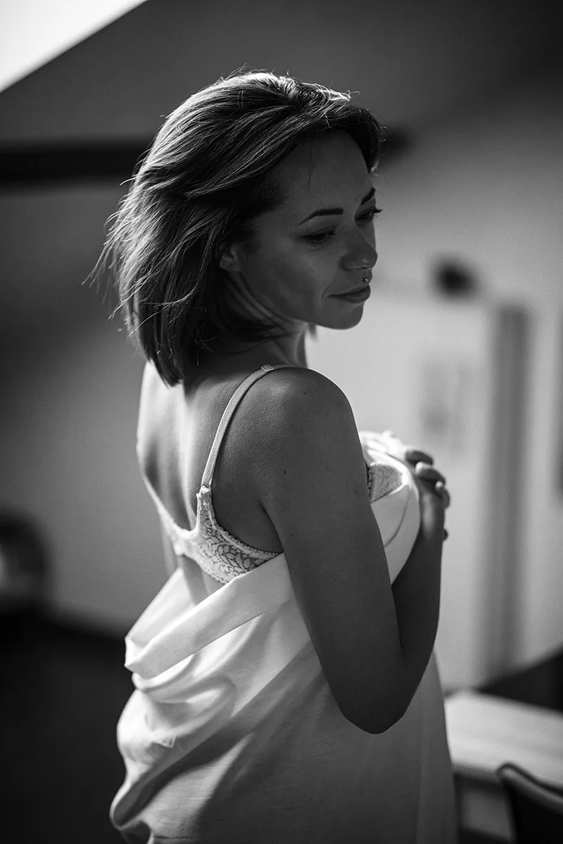 portrait-intimiste-drap-pudeur-lingerie-naturelle-douceur-noir-et-blanc-philippe-martz