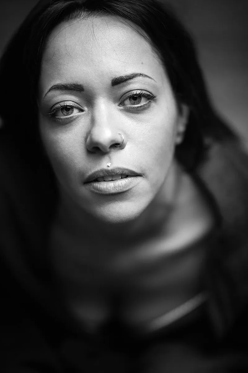 portrait-intimiste-beaute-lumiere-naturelle-confiance-douceur-noir-et-blanc--philippe-martz