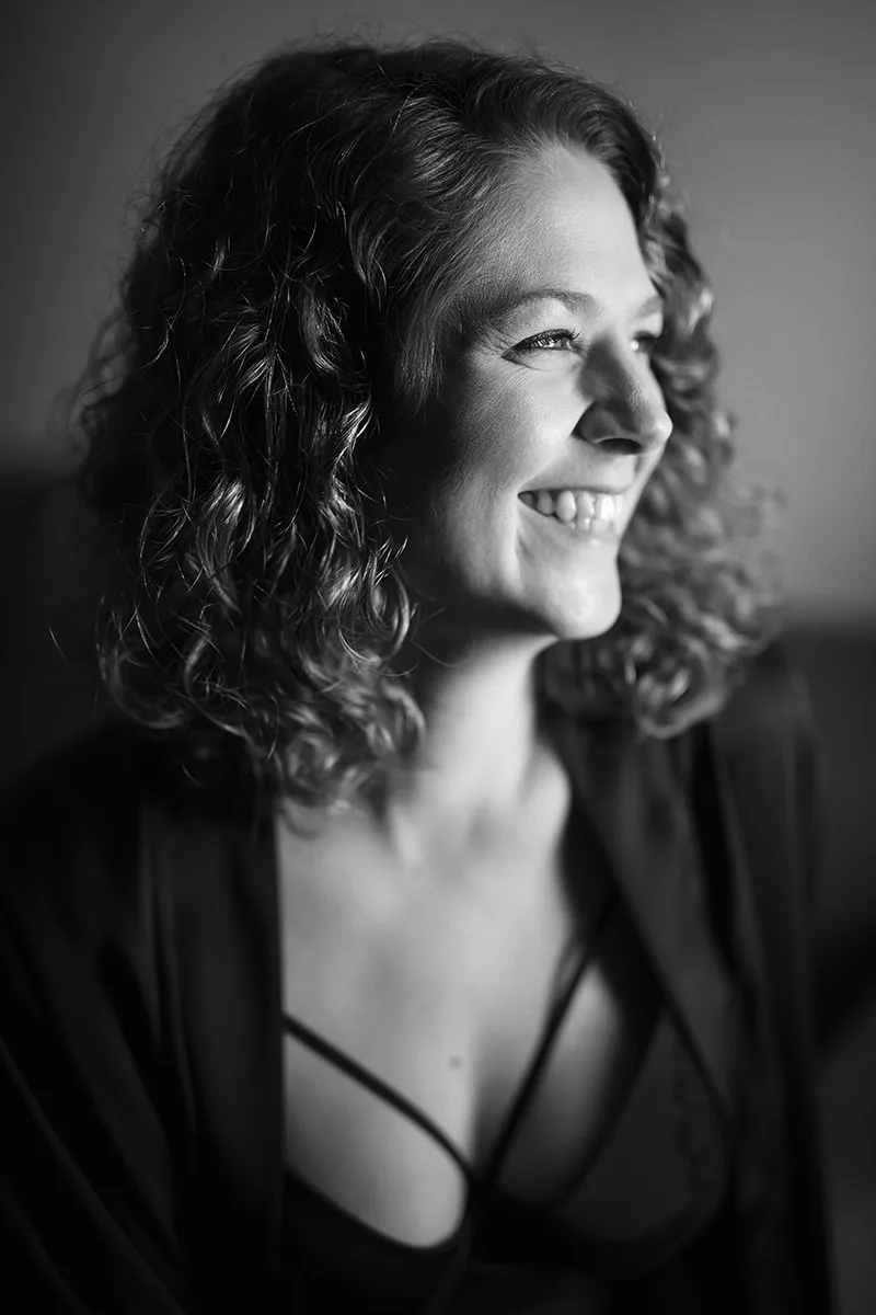 portrait-intimiste-beau-sourire-authentique-regard-lumineux-instant-noir-et-blanc-philippe-martz