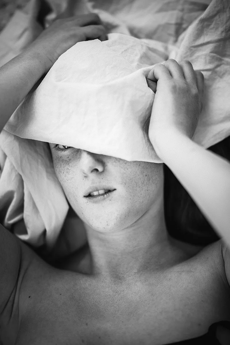 portrait-intimiste-drap-cache-oeil-regard-douceur-lumiere-noir-et-blanc-naturelle-philippe-martz