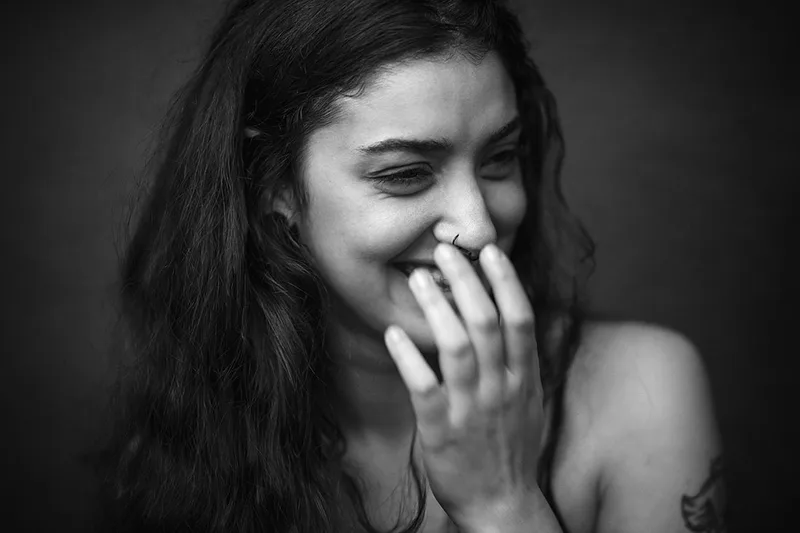 portrait-intimiste-naturelle-rire-authentique-noir-et-blanc-philippe-martz