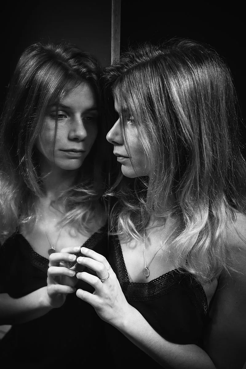 portrait-intimiste-reflet-miroir-emotion-noir-et-blanc-philippe-martz