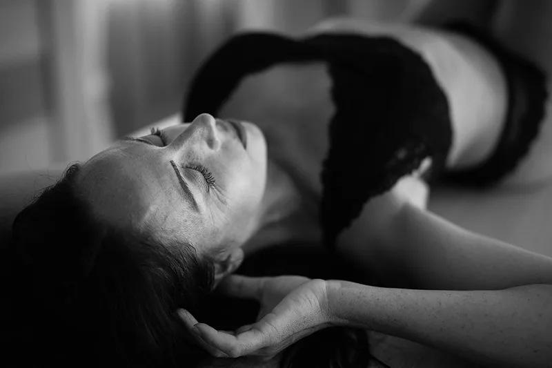 portrait-intimiste-boudoir-lingerie-reverie-douceur-sensualite-naturelle-noir-et-blanc-philippe-martz