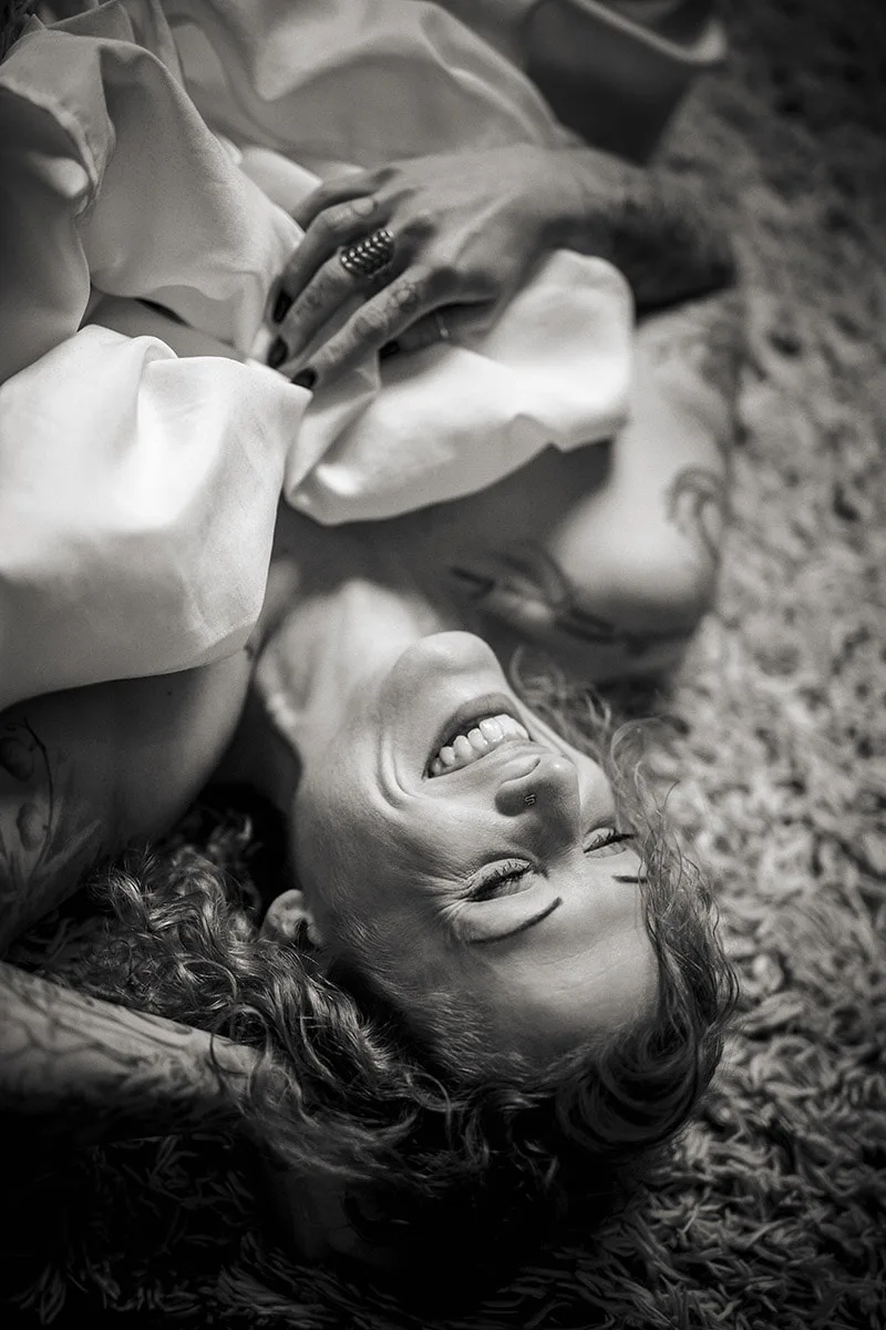 portrait-intimiste-rire-complice-confiance-lacher-prise-tatouage-tattoo-tapis-lumiere-naturelle-noir-et-blanc-philippe-martz