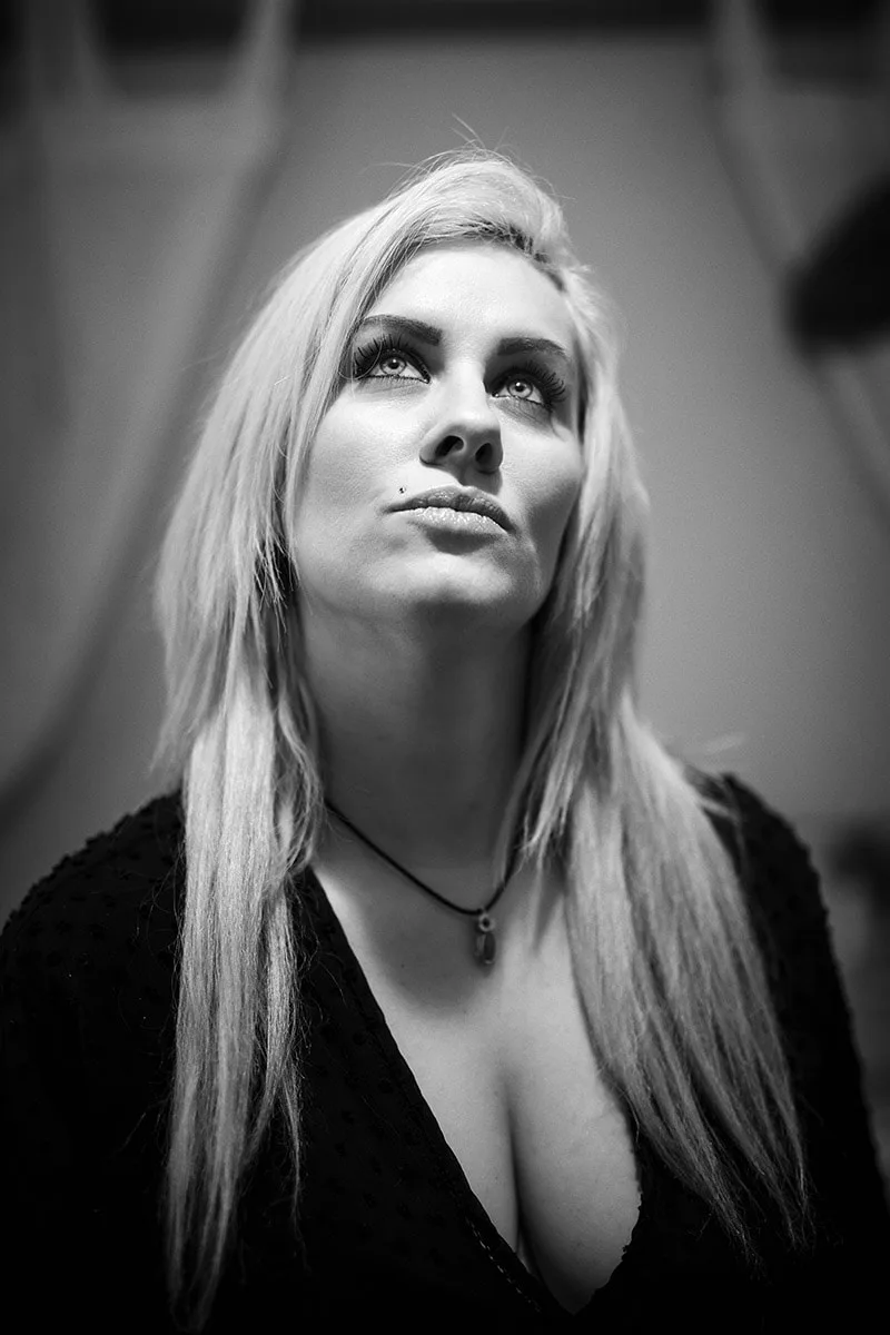 portrait-lumiere-regard-douceur-beaute-noir-et-blanc-philippe-martz