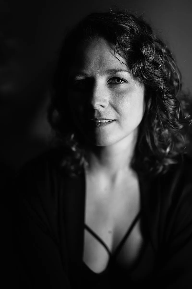 portrait-intimiste-clair-obscur-sourire-regard-noir-et-blanc-philippe-martz