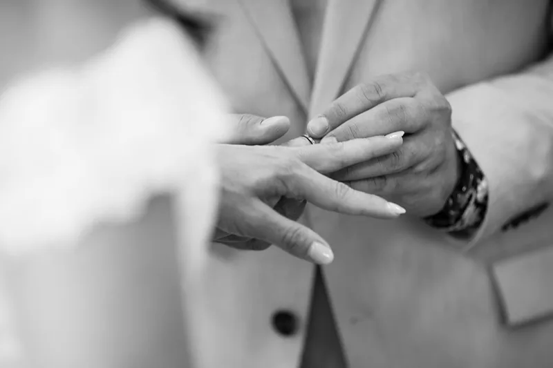 photo-mariage-mairie-alliance-main-instant-noir-et-blanc-philippe-martz