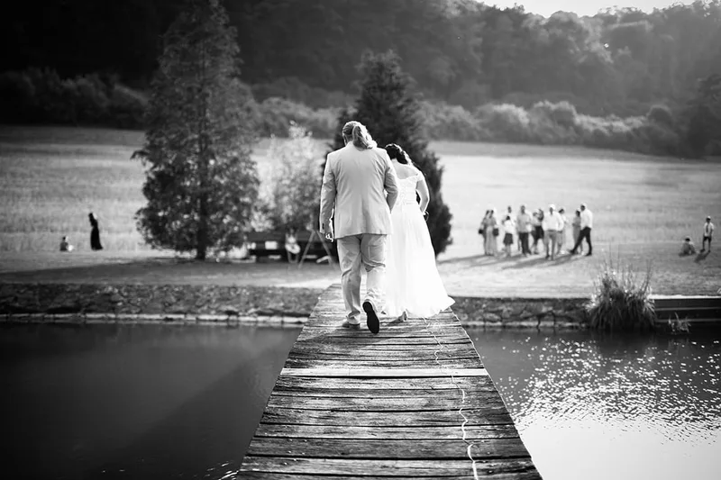 photo-mariage-maries-couple-pont-ponton-art-instant-emotion-noir-et-blanc-philippe-martz