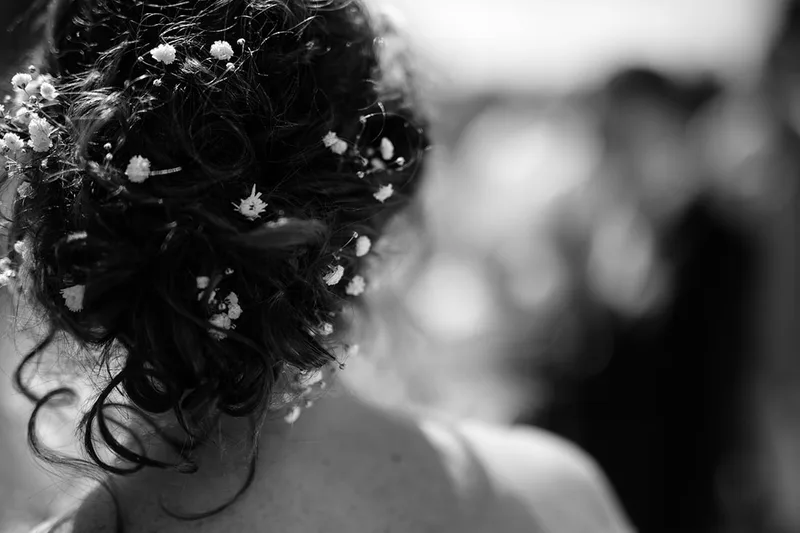 photo-mariage-cheveux-coupe-chignon-contre-jour-flou-poesie-noir-et-blanc-philippe-martz