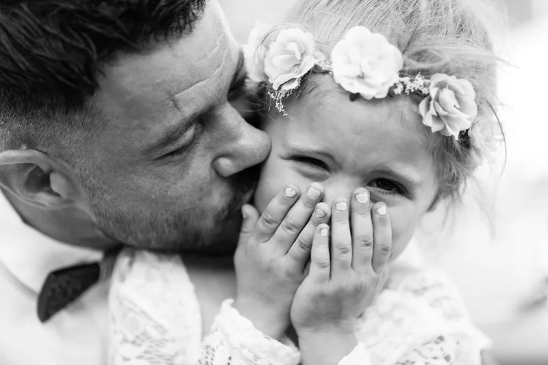 photo-enfant-pleur-mariage-instant-emotion-fleurs-noir-et-blanc-philippe-martz