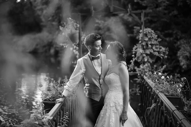 photo-mariage-couple-amour-regards-sourires-emotions-ambiance-noir-et-blanc-artistique-philippe-martz