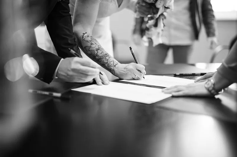 photo-mariage-mairie-signature-instant-contraste-noir-et-blanc-philippe-martz