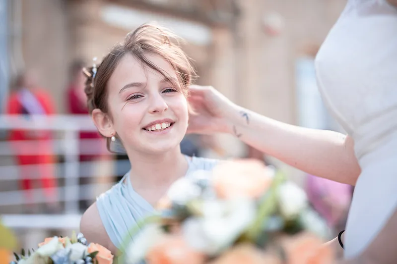 photo-mariage-instant-tendresse-mere-fille-fleurs-sourire-enfant-emotion-philippe-martz