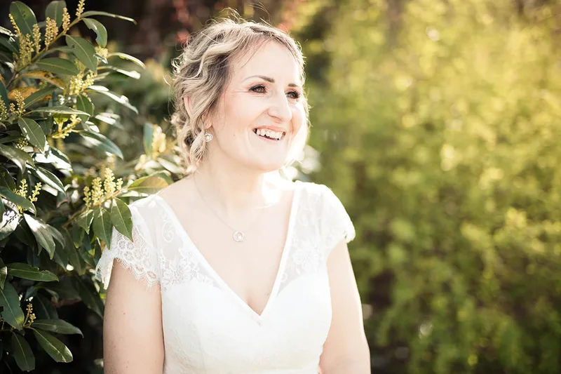 photo-mariage-sourire-lumineux-instants-emotion-verdure-philippe-martz