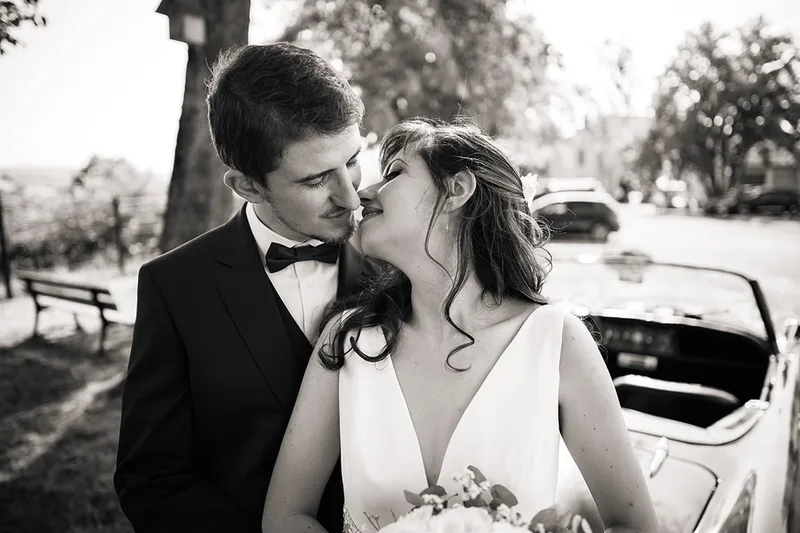 photo-mariage-amour-tendresse-bisou-noir-et-blanc-vintage-emotion-instant-philippe-martz